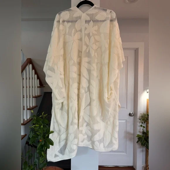 Anthropologie / Akemi + Kin White Floral Kimono - Picture 3 of 8